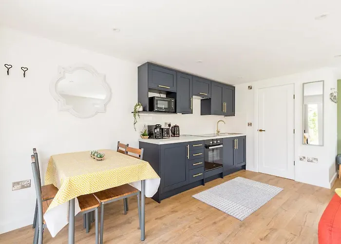 Charming Chester Studio With Private Garden & Free Parking