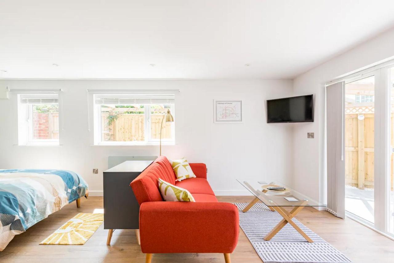 Charming With Private Garden & Free Parking Appartamento Chester